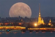 Суперлуние можно будет наблюдать в небе над Москвой .